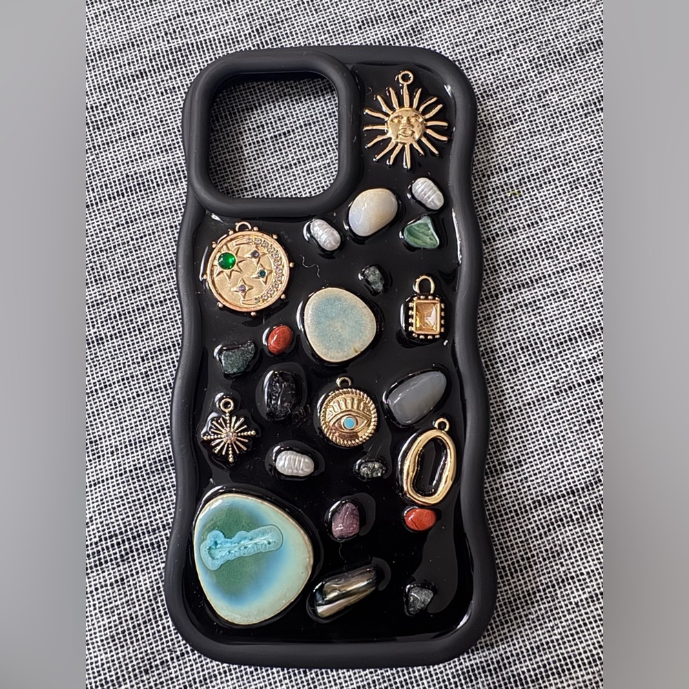 iPhone 15 pro maxBlack Decorative Gemstone Phone Case - Stylish Bejeweled Design